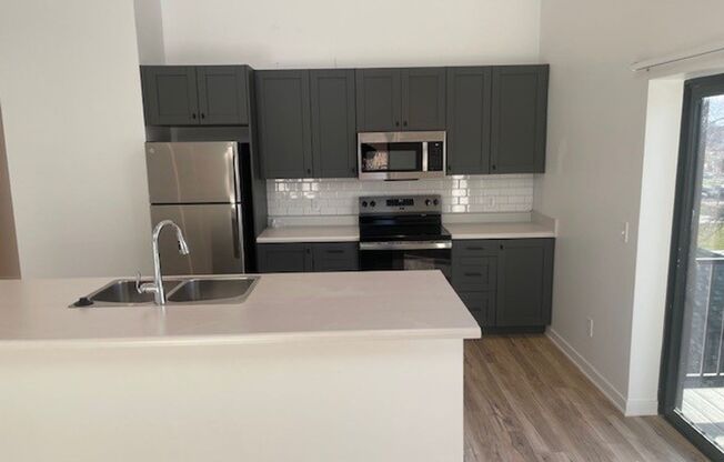 3 beds, 1 bath, 1,048 sqft, $1,530, Unit Unit #301