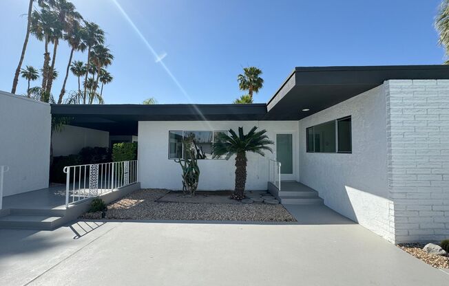 AVAILABLE NOW!! Charming 2 Bedroom/2 Bath Condo in South Palm Springs!