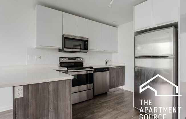 Stylish 2 Bed in Uptown - Steps from the Beach, Transit & More!