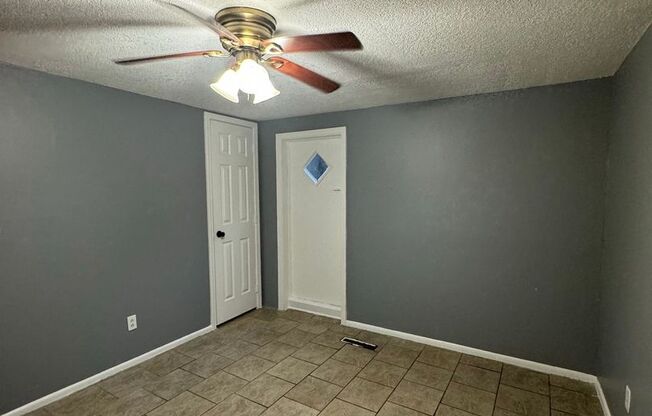 2 beds, 1 bath, $1,095