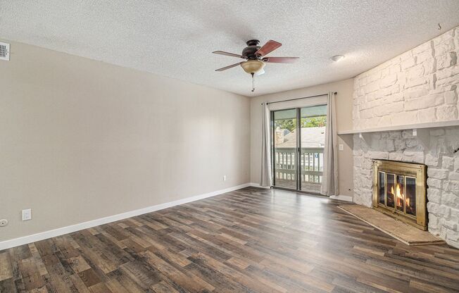 Newly Remodeled 2Bed/2Bath Poolside Apartment in Lowry