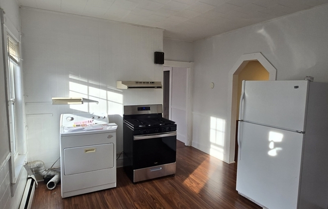 2 beds, 1 bath, 1,120 sqft, $2,000