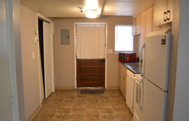 2 beds, 1 bath, $850, Unit D