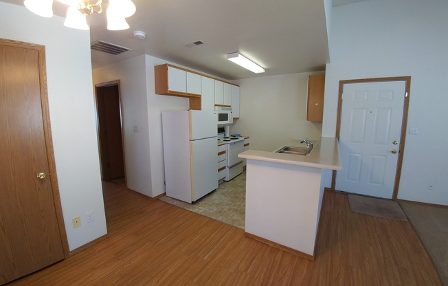 2 beds, 1.5 baths, 880 sqft, $1,295, Unit 61-201