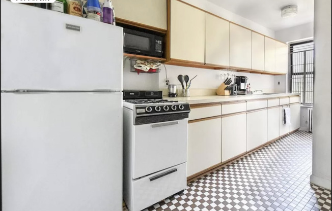 2 beds, 1 bath, $3,600, Unit 4F