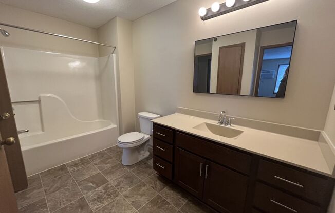 2 beds, 1 bath, 925 sqft, $1,550, Unit 1611113r