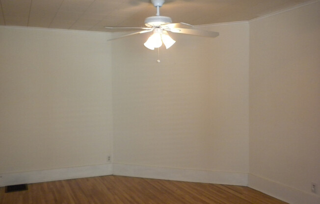 2 beds, 1 bath, $750, Unit Apt B