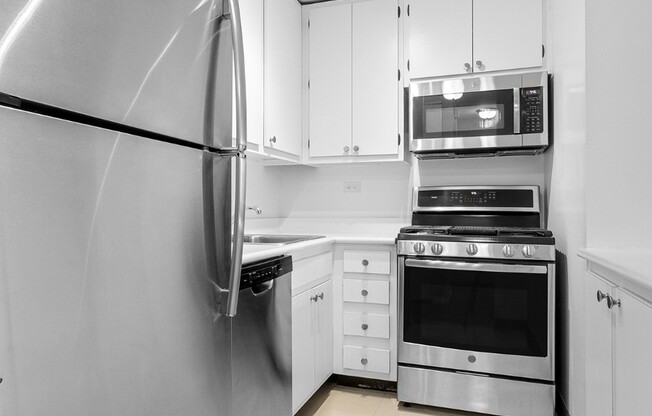 1 bed, 1 bath, $4,400, Unit 21E