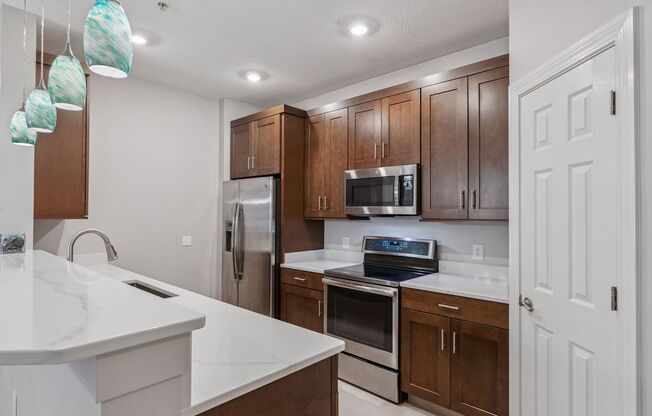 Upscale & renovated 3Bedrooms / 2Baths condo-unit in MetroWest community!