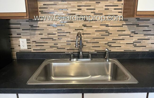 Kingfield Neighborhood Top Level, Heat Paid, Pets Welcome, USI connected, 1 Month Free