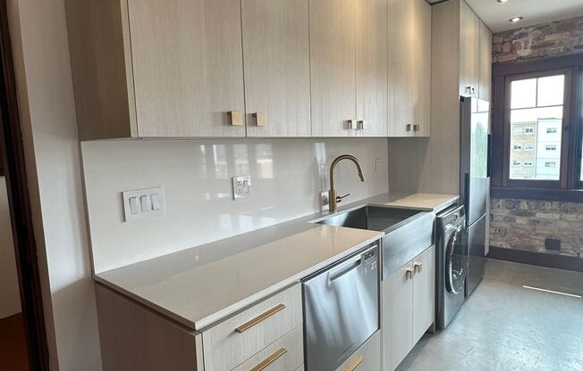 1 bed, 1 bath, 569 sqft, $2,500