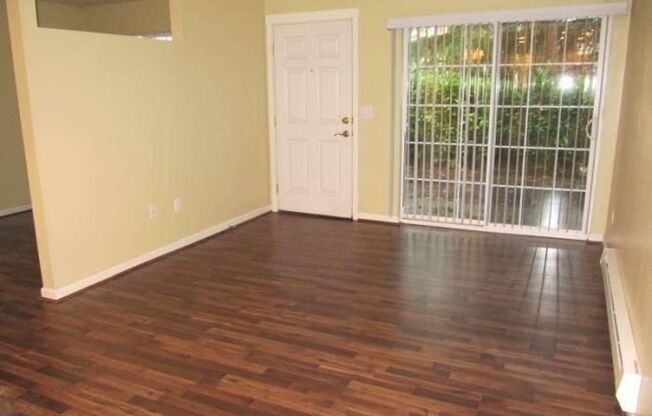 Gorgeous 1 bd Condo located in a prime location of Kent!