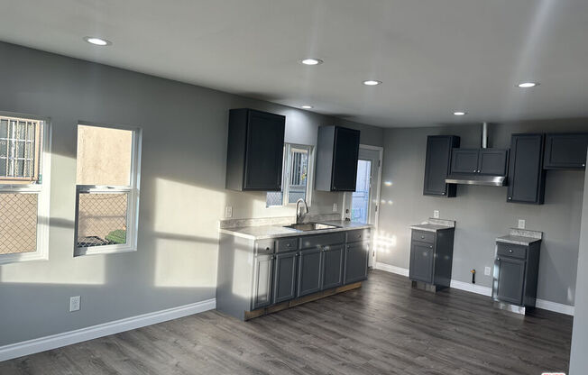 1551 W 55 ST