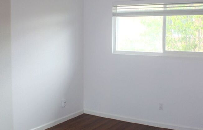 2 Bed 1 bath Remodeled Apartment