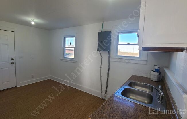 1 bed, 1 bath, 800 sqft, $600, Unit Upper