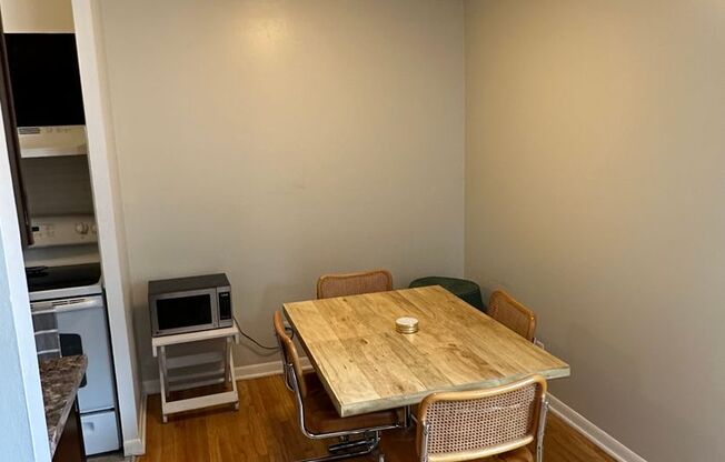 1 bed, 1 bath, $2,025, Unit 555