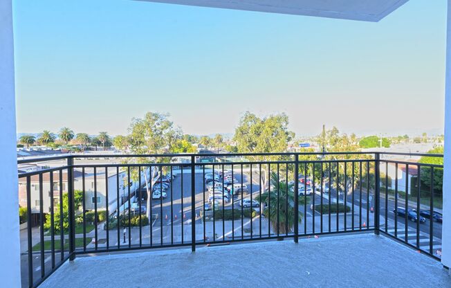 2 beds, 1 bath, $2,700, Unit 301