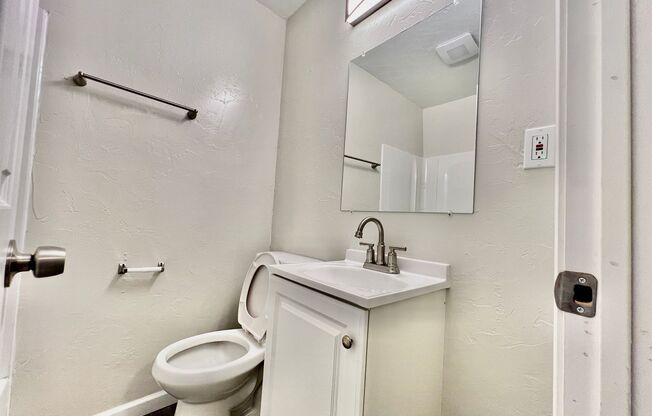 2 beds, 1 bath, 700 sqft, $725, Unit APT 4