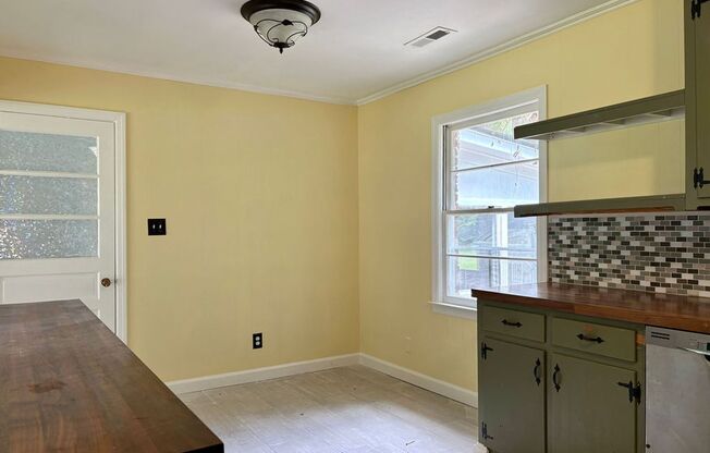 Beautiful UPDATED 3 BR/1.5 BA with Gorgeous Kitchen in Central James Island!