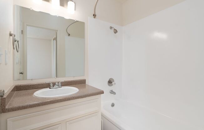 2 beds, 1 bath, 850 sqft, $1,550, Unit 750