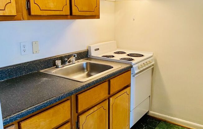 1 bed, 1 bath, $1,050, Unit Apt. B