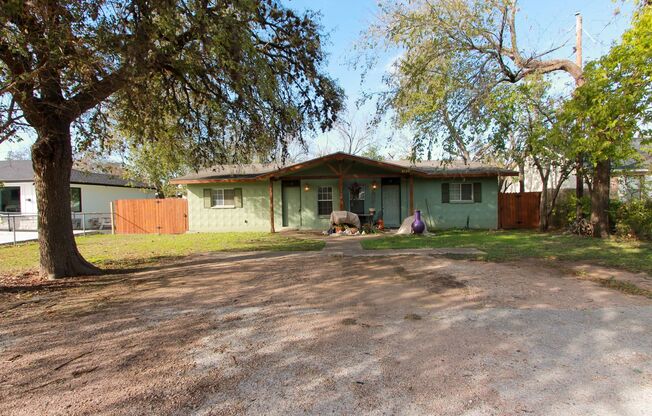 Charming 2 bedroom, 1 bathroom duplex in historic Downtown Round Rock