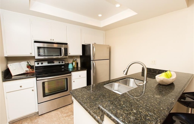 $2,000- 1 Bed / 1 Bath Condo located in Mission Plaza Complex in Mission Valley