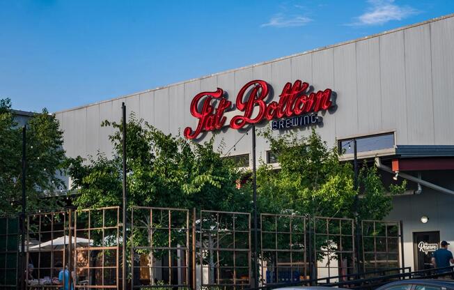 From local breweries like Fat Bottom to eclectic eateries, Modera Nations places you in the heart of Nashville’s vibrant Nations neighborhood.