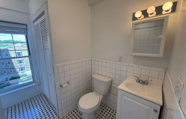 Studio, 1 bath, 295 sqft, $835, Unit Old King Edward 351