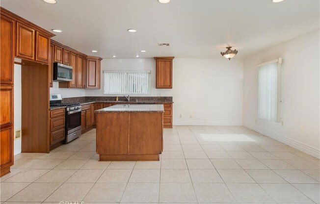 4 beds, 2.5 baths, 2,500 sqft, $5,200