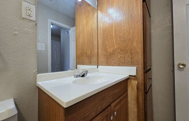 1 bed, 1 bath, $700, Unit 2214 Wheeler Ave - Unit B