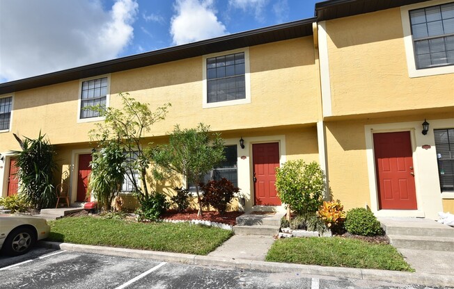 2br 2.5ba UPDATED home in Hidden Oaks, Winter Park!!! Kitchen UPDATED, Tile Floor downstairs, Community pool.
