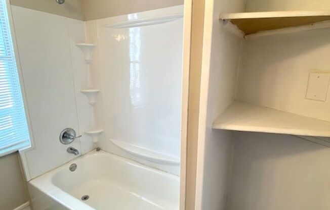 1 bed, 1 bath, $895, Unit 427 W. Franklin Street #2