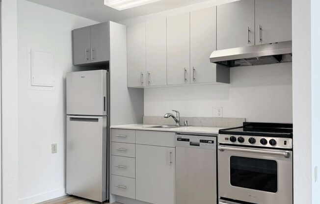 Studio, 1 bath, 480 sqft, $1,585, Unit 428