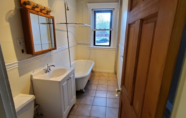 1 bed, 1 bath, $2,400, Unit 12