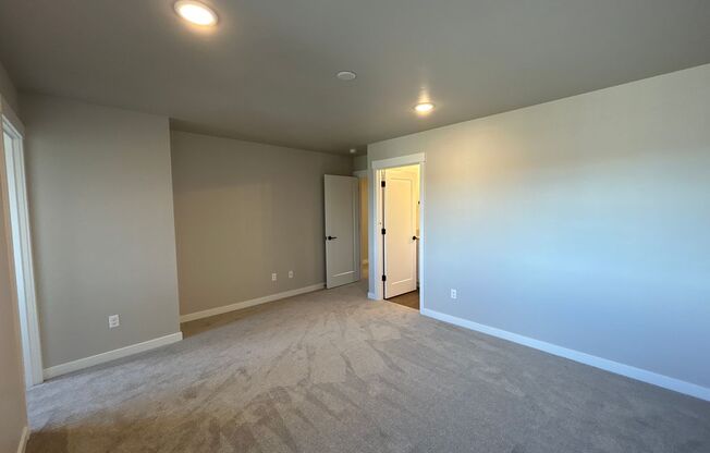 3 beds, 2.5 baths, 1,450 sqft, $2,350, Unit SRF 919 - 61612