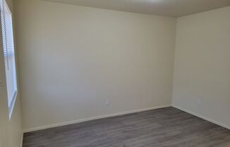 2 beds, 1 bath, $750, Unit 07