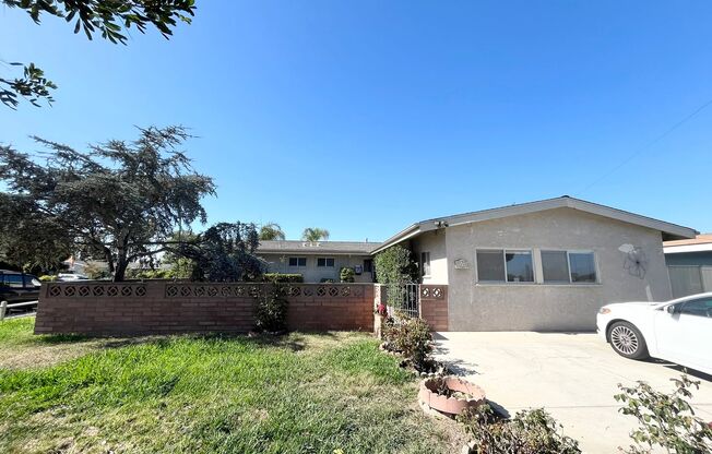 Charming 5 bedroom house with extra living room in the heart of Clairemont Mesa!