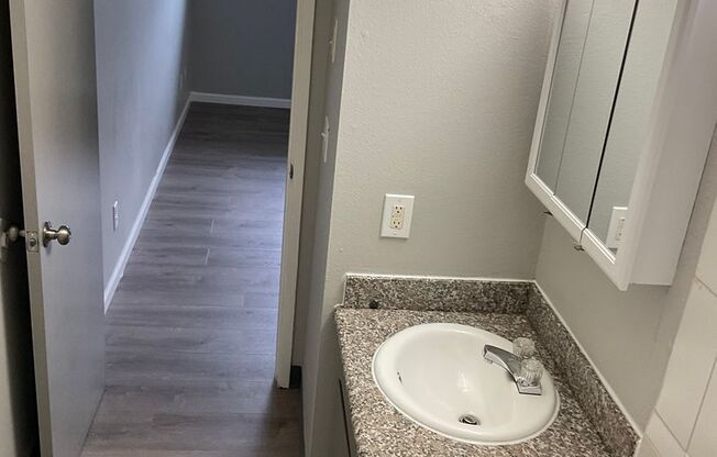 1 bed, 1 bath, 500 sqft, $1,100, Unit 41-B