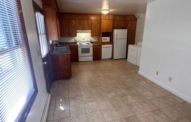 3 beds, 1.5 baths, 1,100 sqft, $1,980, Unit F-1