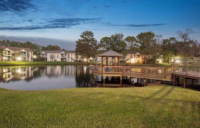 Community Lake with Deck at Vue at Baymeadows Apartments located in Jacksonville, FL.