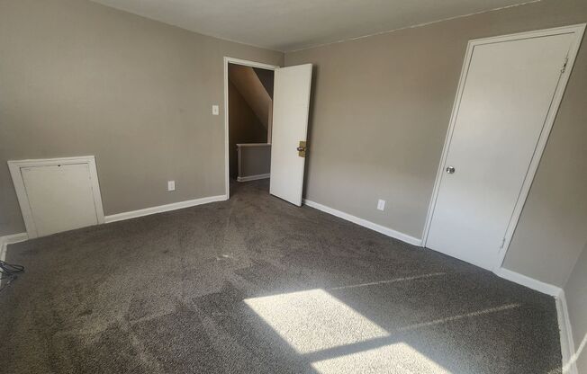 3 beds, 1 bath, 1,500 sqft, $1,300, Unit 1614-00