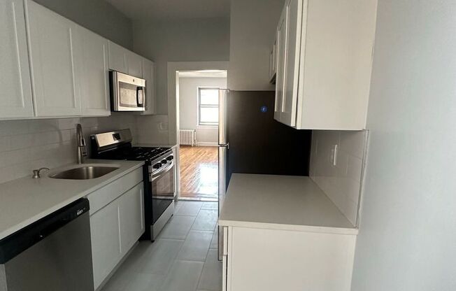 2 beds, 1 bath, $2,300, Unit B32