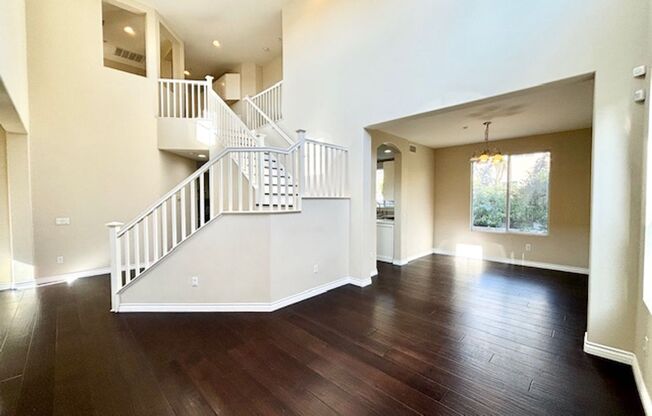 Oxnard | West Village | 5 Bed + 3 Bath | UNFURNISHED | 417 Morado