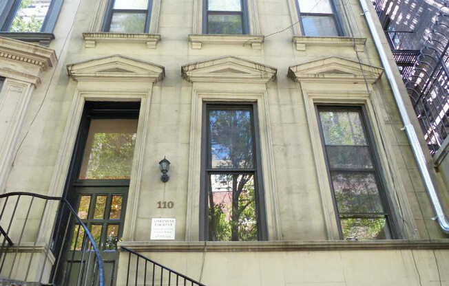 110 E 61 ST