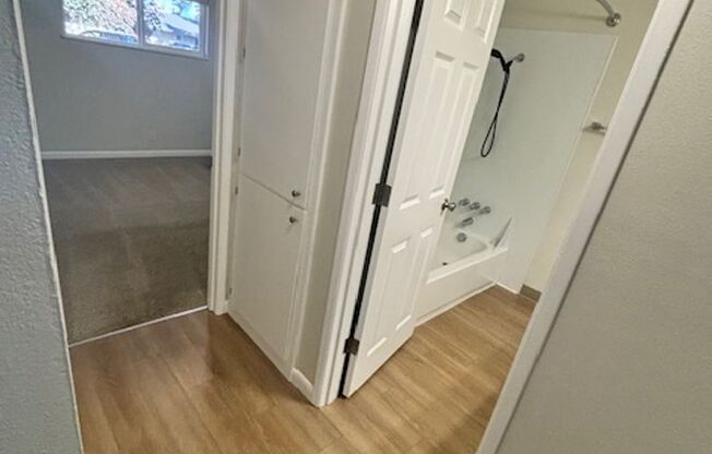 2 beds, 1 bath, 845 sqft, $1,625, Unit 42