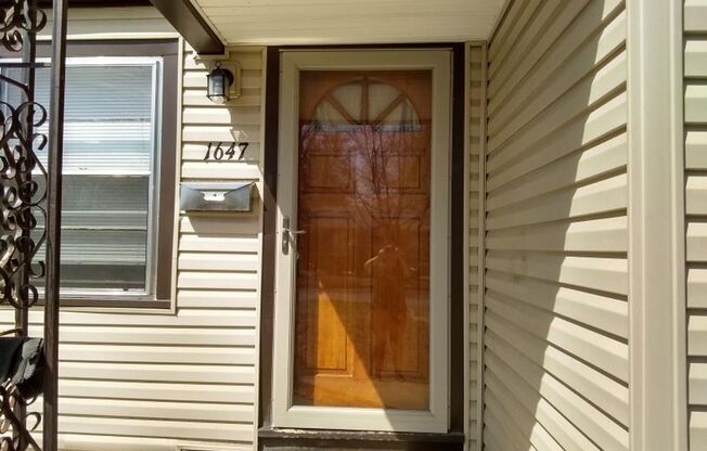 2 beds, 1 bath, $1,095