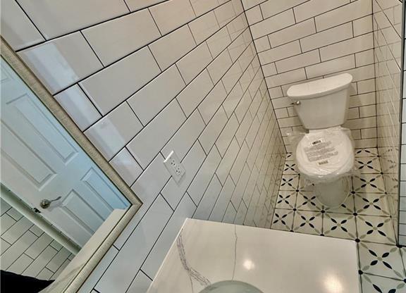 8689 15 AVE