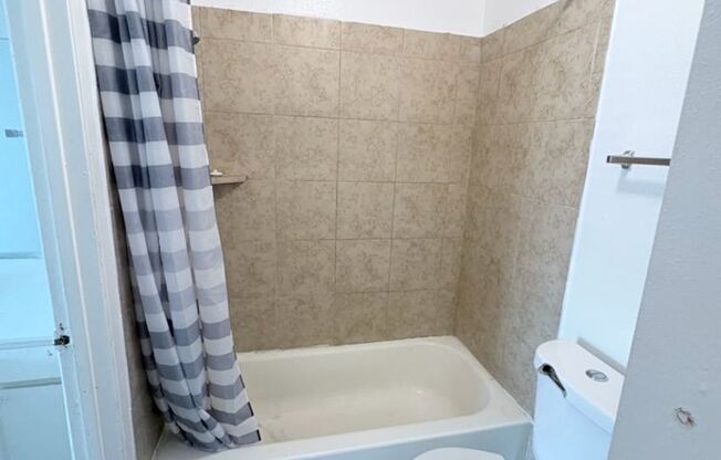 3 beds, 2 baths, $1,200, Unit # 2707