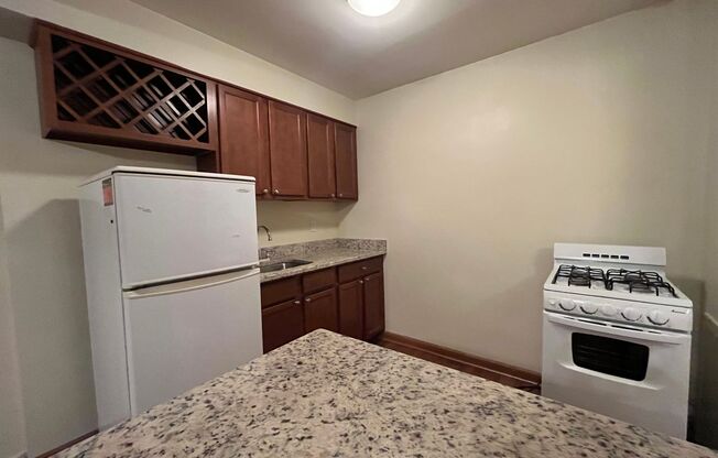 Studio, 1 bath, 325 sqft, $840